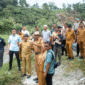 Bupati Pidie, Sarjani Abdullah saat meninjau sungai di Kecamatan Keumala usai terdampak banjir, Selasa (6/5/2025). (Dok.Humas)